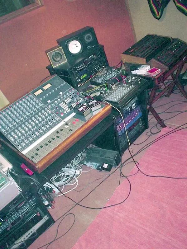 Studio setup referencing Daft Punk–era chorus and synth textures